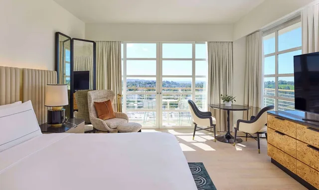غرفة ديلوكس بسرير كينج بشرفة لذوي الإعاقة، Cameo Beverly Hills, LXR Hotels & Resorts 3/8