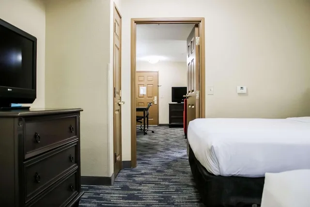 جناح بسريرين كوين بغرفة نوم واحدة مع أريكة، Country Inn Suites By Radisson Richmond West At I 64 Va 1/2