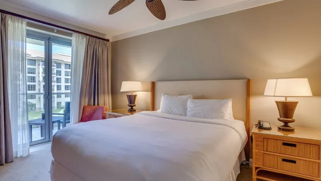 غرفة بغرفتي نوم بإطلالة جزئية على البحر، OUTRIGGER Honua Kai Resort & Spa 3/8