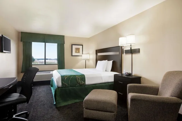 غرفة بسرير كينج، Travelodge By Wyndham Livonia 2/4