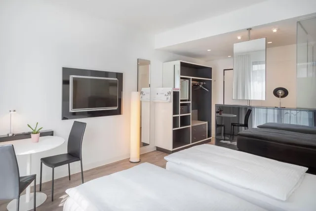 Innside, Queen Bed, INNSiDE Frankfurt Ostend 3/4