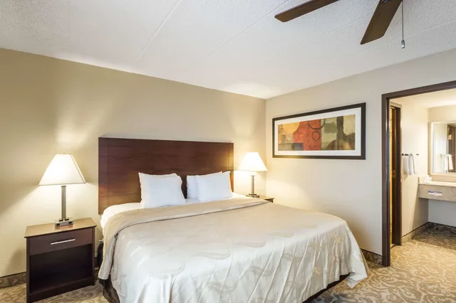 جناح بسرير كينج مع أريكة، Spark by Hilton Milwaukee Airport 1/5