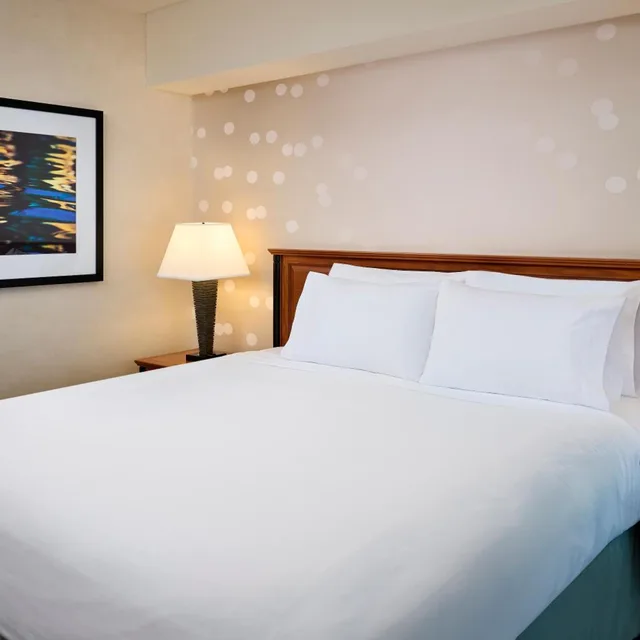 غرفة قياسية بسرير كينج وسرير كوين لذوي الإعاقة، Niagara Fallsview Hotel & Suites 1/3
