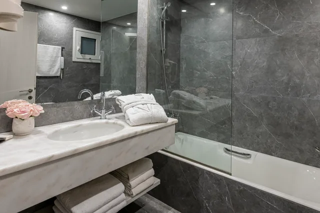 غرفة بسرير مزدوج أو سريرين منفصلين بإطلالة، Astor Hotel 5/5