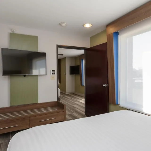 جناح تنفيذي، Holiday Inn Express Hotel & Suites South Bend 6/8