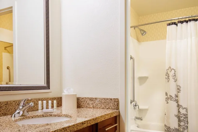 استوديو بسرير كينج بإطلالة على المرفأ مع أريكة، RESIDENCE INN BY MARRIOTT PORTLAND DOWNTOWN WATERFRONT 7/8