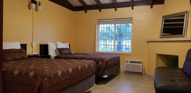 غرفة ديلوكس بسريرين كوين مع أريكة، El Patio Inn Studio City 3/10