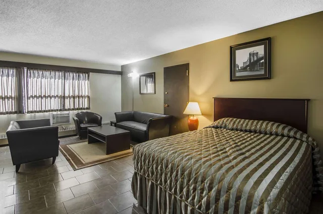 جناح بسرير كوين، Econo Lodge Lloydminster 4/4