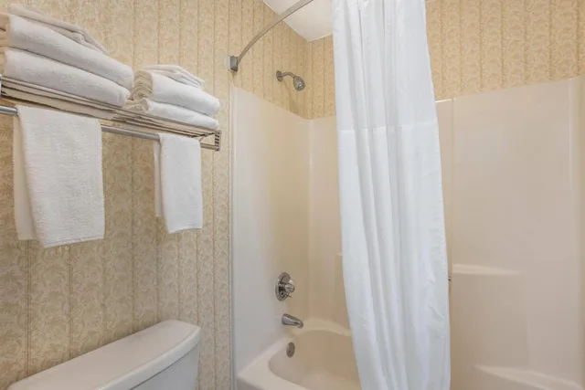 Room, 2 Queen Beds, Pet Friendly, Quality Inn Gettysburg Motor 4/5