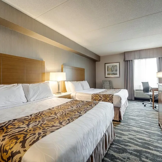 غرفة قياسية بسرير كينج وسريرين كوين، Monte Carlo Inn Brampton Suites 5/8