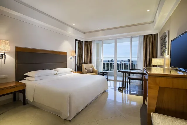 غرفة بسرير كينج بإطلالة على البحر بشرفة، Sheraton Haikou Hotel 1/3