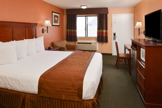 Suite, King Bed, Jetted Tub, Americas Best Value Inn & Suites-East Bakersfield 1/3