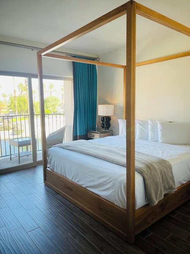 غرفة ديلوكس بسرير كينج، The Chateau at Lake La Quinta 2/6