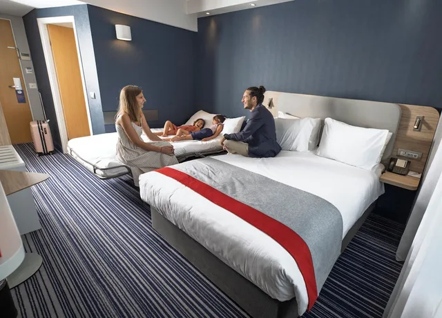 غرفة قياسية بسرير مزدوج مع أريكة، Holiday Inn Express Geneva Airport 1/8