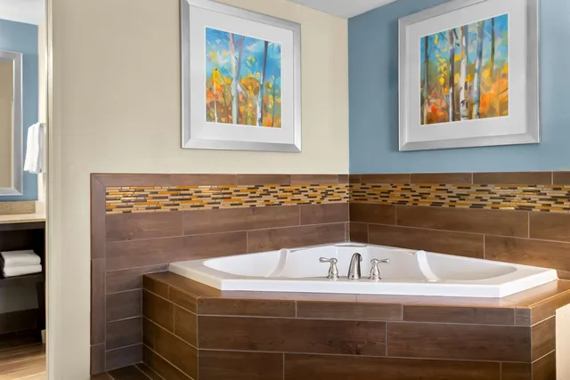 غرفة بسرير كينج بجاكوزي، Best Western Newport Inn 4/4