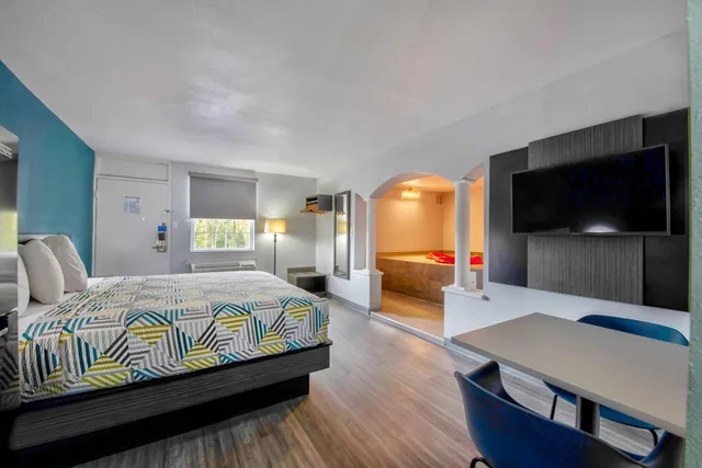 غرفة بسرير كينج بجاكوزي، Studio6 Jackson, MS - I-55 2/8