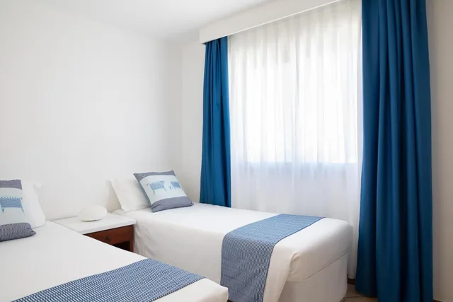 جناح جونيور بسرير كوين بإطلالة على البحر بغرفة نوم واحدة مع أريكة، Hotel Blumarea, BW Signature Collection 2/4