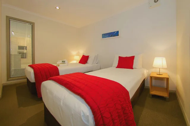شقة عائلية بسرير كوين وسريرين منفصلين بغرفتي نوم، Crowsnest Apartments 5/8
