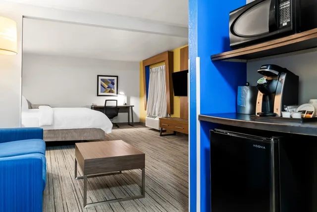 Suite, King Bed, Sofa, Holiday Inn Express Hotel And Suites Marion 8/8