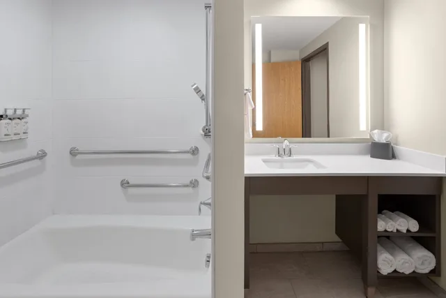 غرفة بسريرين كوين لذوي الإعاقة، Holiday Inn Midland 8/9