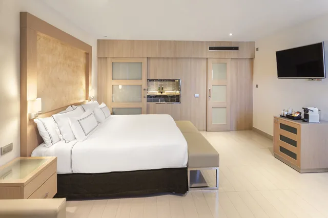 The Level, Junior Suite, Twin Beds, Jetted Tub، Melia Sevilla Hotel 2/7