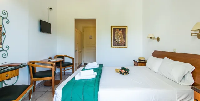 غرفة بسريرين منفصلين بإطلالة على الجبل، Paradise Inn 1/4