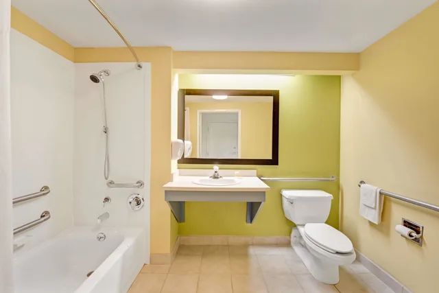 غرفة بسرير كوين لذوي الإعاقة، Days Inn & Suites by Wyndham DeSoto 5/5