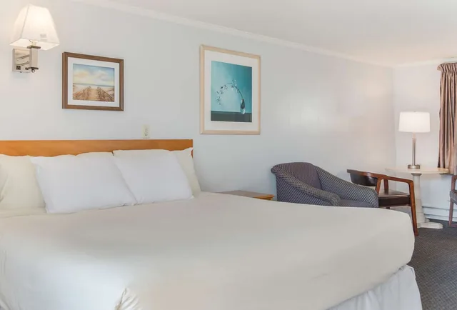 غرفة بسرير كينج لذوي الإعاقة، Americas Best Value Inn Suites Hyannis Cape Cod 2/4