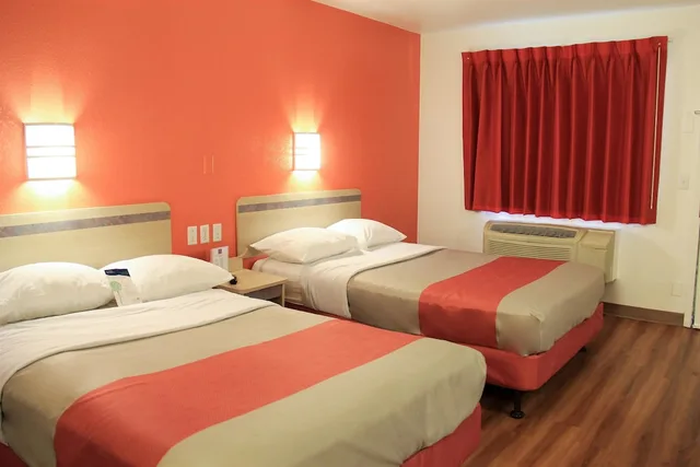 غرفة قياسية بسريرين مزدوجين، Motel6 Enfield, CT - Hartford 2/4