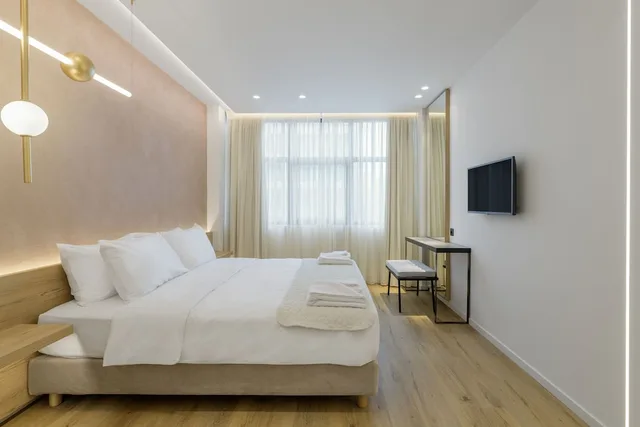 Executive, Suite, Queen Bed, Magenta Acropolis 3/5