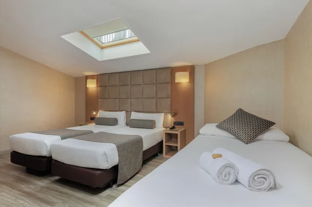 غرفة ثلاثية، Hotel Suizo 3/8