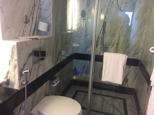 جناح رئاسي بسريرين كينج بغرفتي نوم، LE MERIDIEN COIMBATORE 3/3