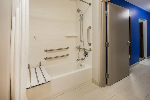جناح لذوي الإعاقة، Holiday Inn Express Hotel Suites Texas City 1/1