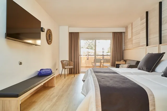 Iconic, Double Bed, Pool View, Balcony، Invisa Hotel Club Cala Blanca 2/4