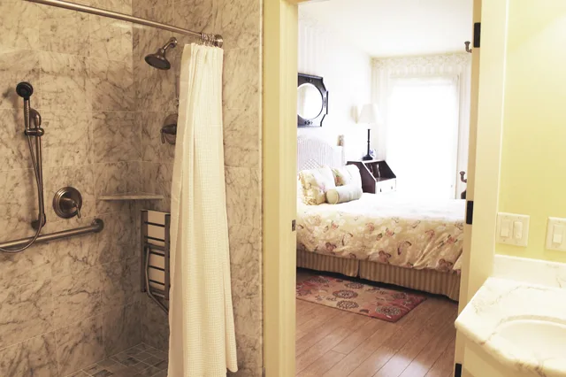 غرفة بسرير كوين لذوي الإعاقة، Gosby House Inn A Four Sisters Inn 2/3