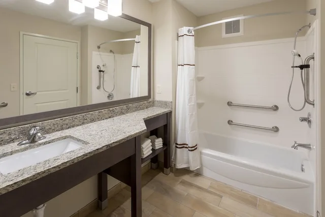 جناح بسريرين كوين لذوي الإعاقة، GrandStay Hotel & Suites Rock Valley 2/4