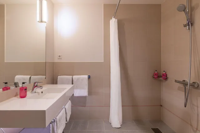 غرفة بسرير مزدوج بإطلالة على المرفأ، Moxy Amsterdam Houthavens 10/10