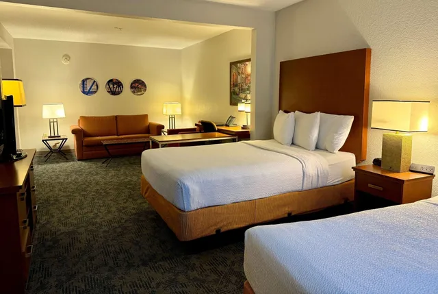 Executive, Suite, La Quinta Inn & Suites by Wyndham Bannockburn-Deerfield 1/4