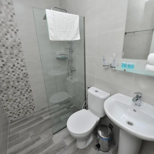 غرفة بسرير مزدوج مع سرير إضافي، Boho Tiflis Hotel 3/3