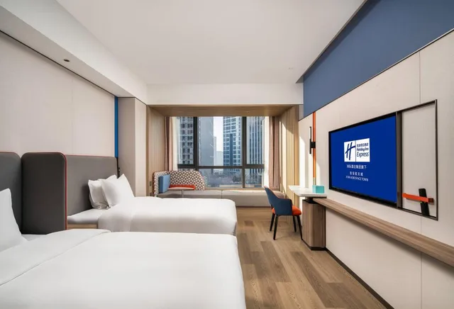 غرفة قياسية بسريرين منفصلين وسريرين مزدوجين بإطلالة على المدينة، Holiday Inn Express Xi’an Aerospace Town 2/6