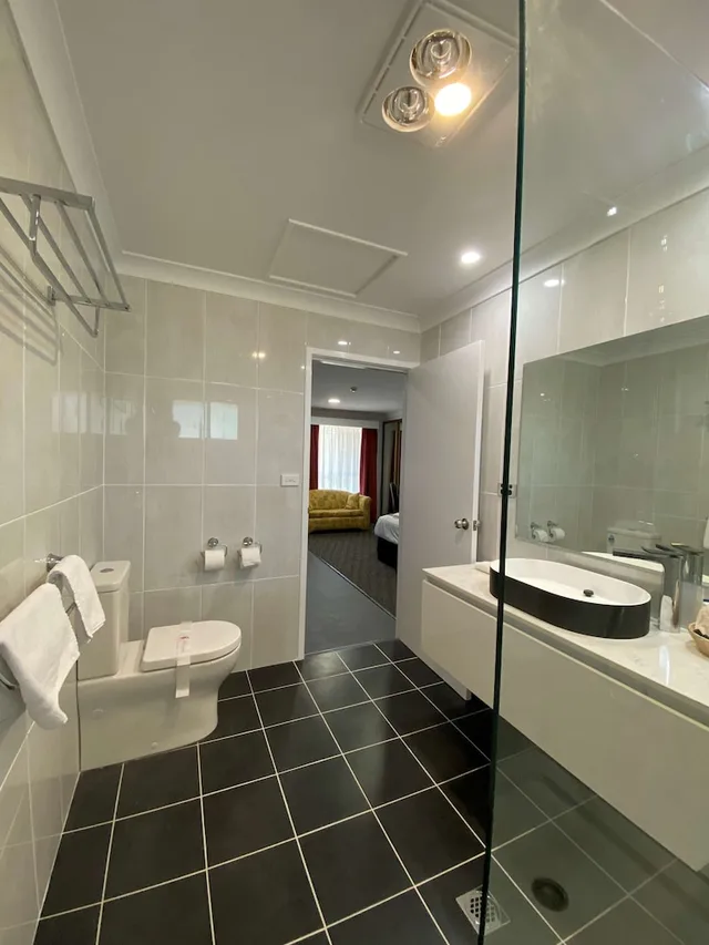 جناح تنفيذي بسرير كوين وسريرين منفصلين بمطبخ، Best Western Plus All Settlers Motor Inn 4/4