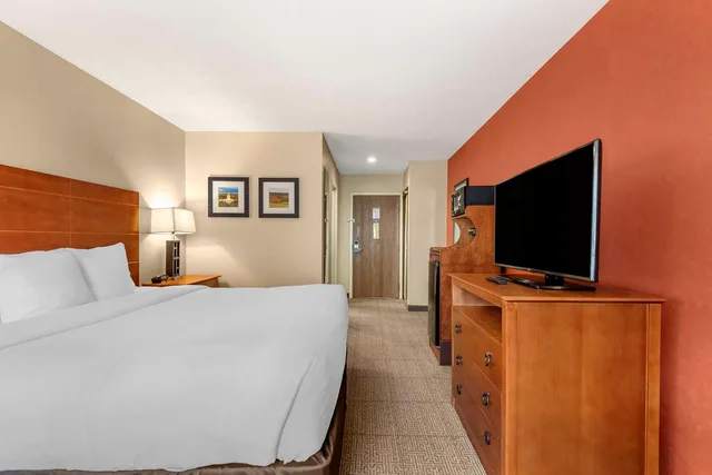غرفة بسرير كينج لذوي الإعاقة، Comfort Inn Augusta Me 1/4