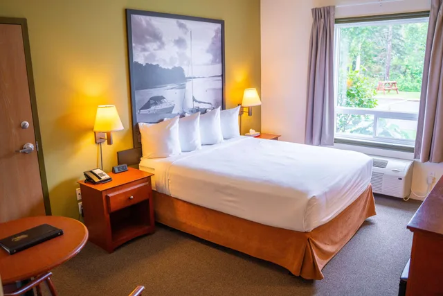 غرفة بسرير كوين لذوي الإعاقة، Super 8 By Wyndham Amherst NS 1/2