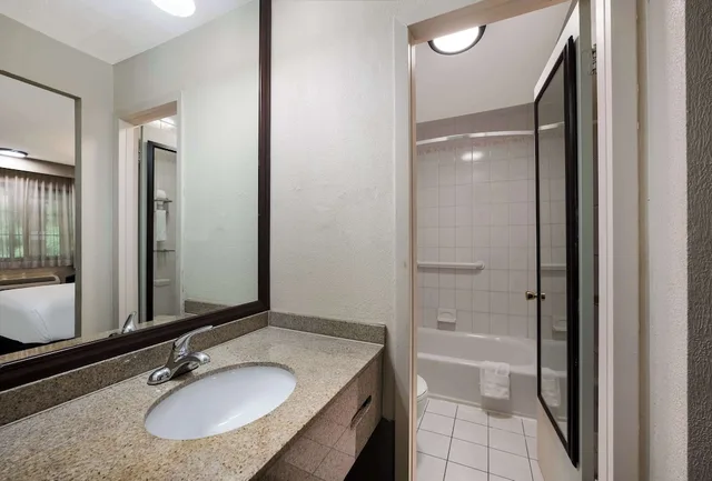 غرفة قياسية بسرير كوين بمطبخ صغير، SureStay Plus by Best Western Woodbury Inn 4/4