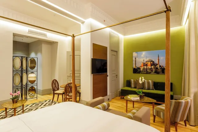غرفة ديلوكس بسرير كينج بإطلالة على المدينة مع أريكة، Ravouna 1906 Suites - Special Class Adults Only 4/10
