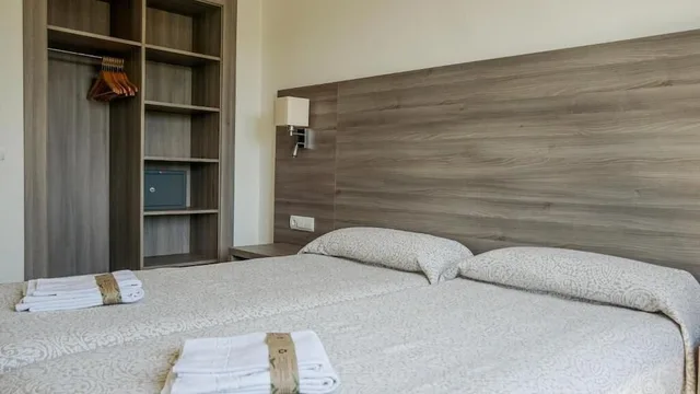 شقة بسريرين منفصلين بإطلالة على البحر بغرفة نوم واحدة مع أريكة، Cabot Tres Torres Apartamentos 3/10