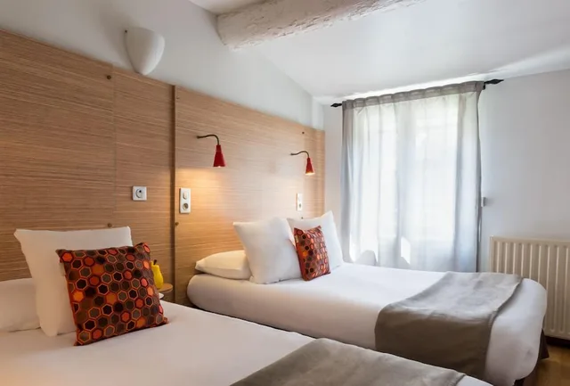 غرفة أساسية ثلاثية بسرير مزدوج وسرير فردي، Hotel Edmond Rostand 1/3