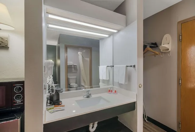 غرفة بسرير كينج، Econo Lodge Inn & Suites Diamondhead 4/5