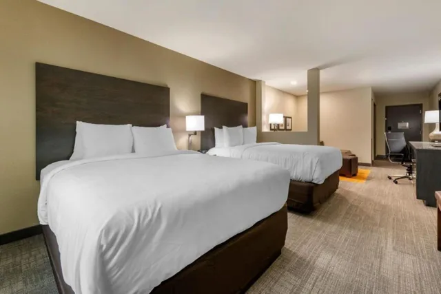 Room, Quadruple, Accessible, Coral Pointe Sarasota, an Ascend Collection Hotel 1/4