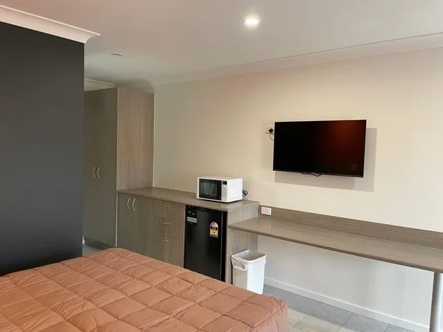 غرفة بسرير فردي وسرير كوين، Homestead Motel 1/6